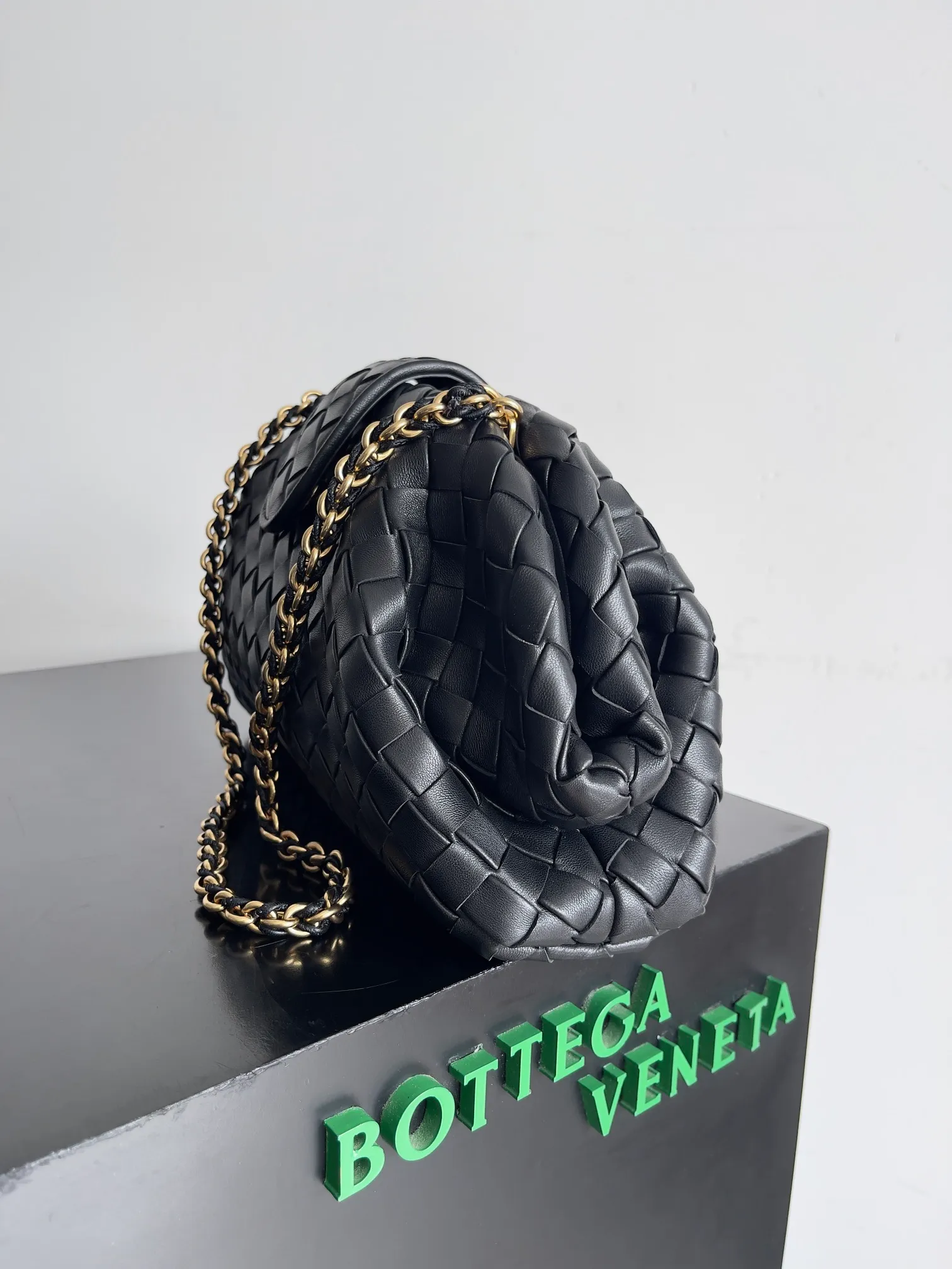 Batch 2260 BOTTEGA VENETA Lady's LAUREN CLUTCH Chain Clutch was inspired by 40 years ago. It is a perfect fusion of classic and modern bags. It is effortless and fashionable for any occasion and at any time. The newly added detachable metal chain allows people to have more ways to carry it. It is grand and elegant. Style No.: 785807 Size: 31.5*16.5*11cm